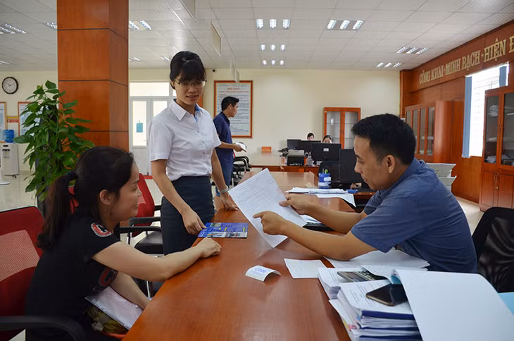 Cán bộ Trung tâm HCC huyện Bình Liêu hướng dẫn người dân giải quyết thủ tục hành chính.