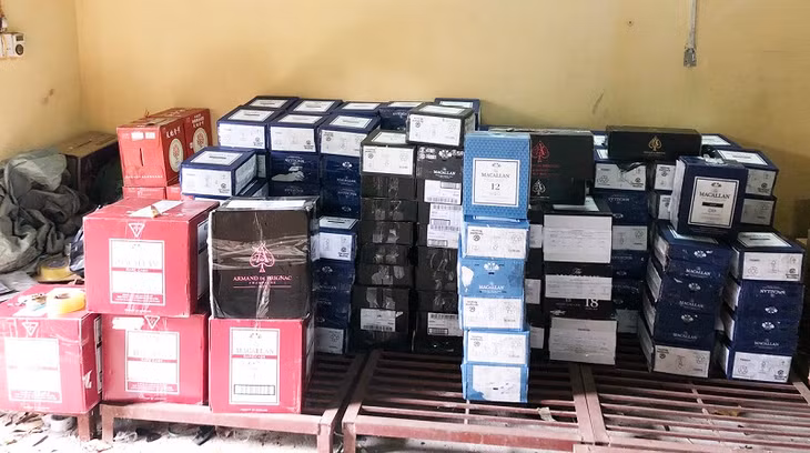 Số rượu ngoại các loại do Công an TP Móng Cái tạm giữ.