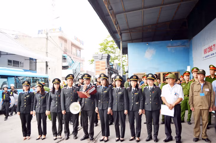 Cán bộ Cục thi hành án dân sự tỉnh đọc Quyết định cưỡng chế thi hành án dân sự.