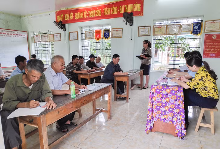 MTTQ phường Mông Dương (TP Cẩm Phả) tham gia đoàn công tác của phường thực hiện giám sát tại khu phố 10 về nội dung xây dựng nếp sống văn minh trong việc cưới, việc tang, theo Nghị quyết số 18-NQ/TU, ngày 15/5/2013, của Ban Thường vụ Thành ủy Cẩm Phả.