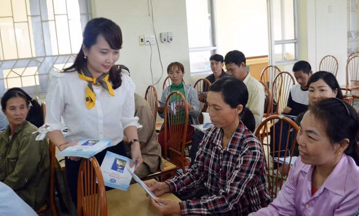 Cán bộ Bưu điện TX Quảng Yên hướng dẫn người lao động đăng ký tham gia BHXH tự nguyện tại hội nghị Tuyên truyền chính sách BHXH tự nguyện tại phường Cộng Hòa (TX Quảng Yên) tháng 3/2019.