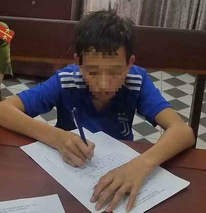 "Siêu trộm nhí” tại cơ quan điều tra (ảnh: Công an Hà Tĩnh).