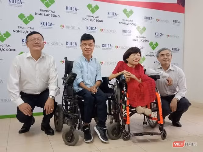 Chủ tịch VDCA Nguyễn Minh Hồng, ông Lê Duy Tiến (Liên hiệp các Hội khoa học và kỹ thuật Việt Nam) chụp ảnh cùng với đại diện ban lãnh đạo Trung tâm Dream Seed (Ảnh: Đức Hoàng)