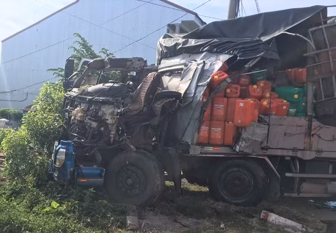 Phần đầu xe tải BKS 34C-157.51 hư hỏng nặng, tài xế thoát chết trong gang tấc.
