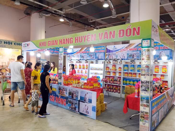 Gian hàng nông sản huyện Vân Đồn tham gia Hội chợ OCOP - hè năm 2019 của tỉnh