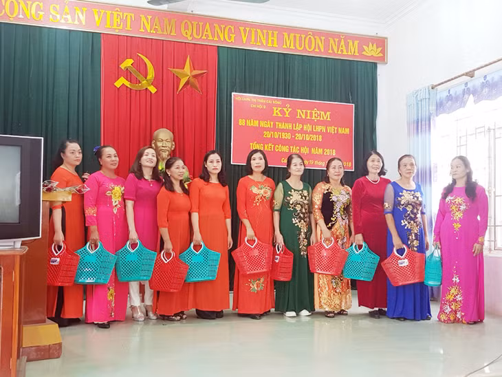 Hội LHPN thị trấn Cái Rồng ra mắt CLB 