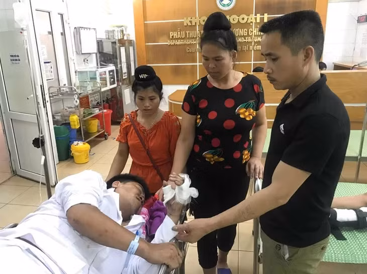 Anh Lường Văn May tại Bệnh viện đa khoa tỉnh Hải Dương. Ảnh: Gia Chính