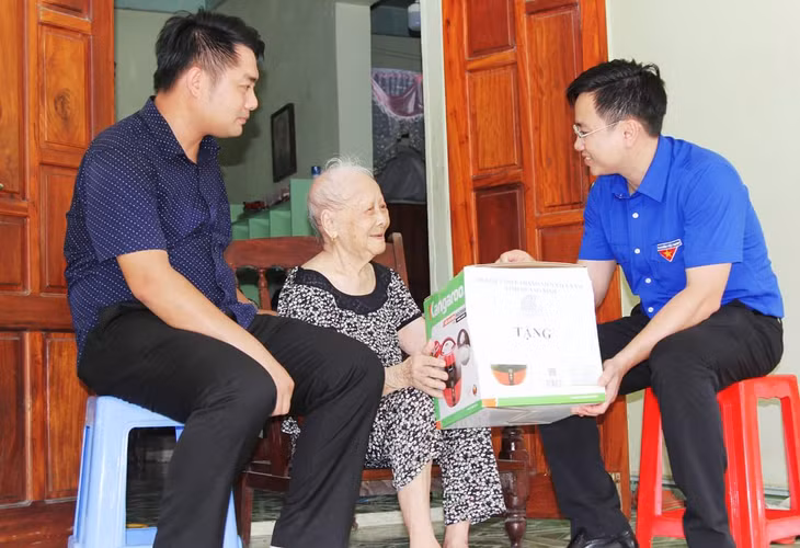 Thăm, tặng quà