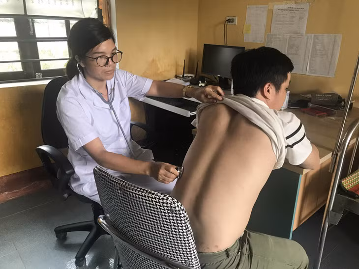 Cán bộ Trung tâm Y tế xã Đại Thành khám bệnh cho người dân 