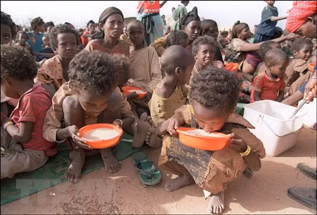 Phụ nữ và trẻ em tại trại tị nạn Kebribeyah, miền đông Ethiopia. (Ảnh: AFP/ TTXVN)