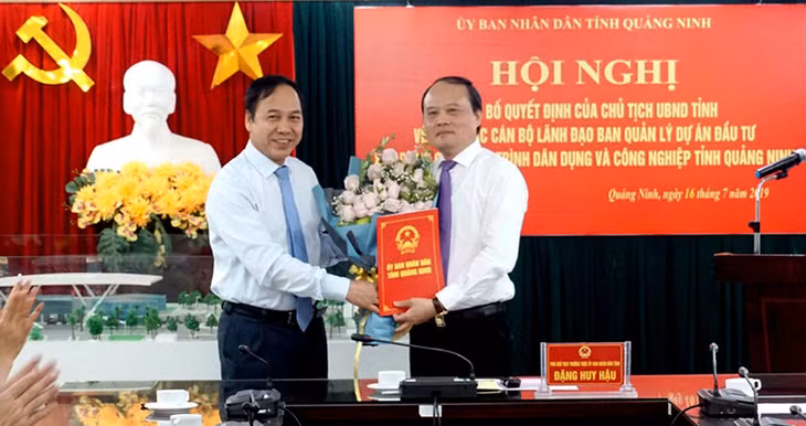 Đồng chí Đặng Huy Hậu, Phó Chủ tịch Thường trực UBND tỉnh, trao quyết định của UBND tỉnh về việc bổ nhiệm có thời hạn đối với đồng chí Hoàng Quang Hải.