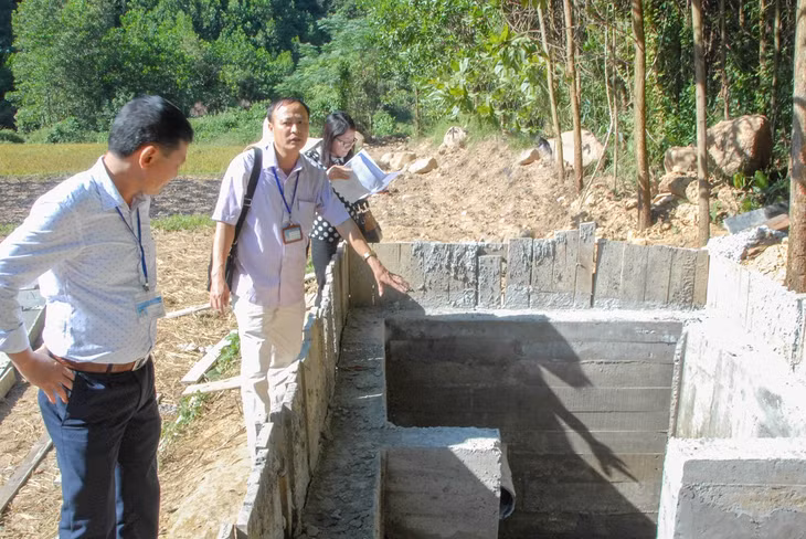 Ban Văn hóa – Xã hội HĐND tỉnh giám sát việc thi công công trình cấp nước tại xã Tân Dân, huyện Hoành Bồ.