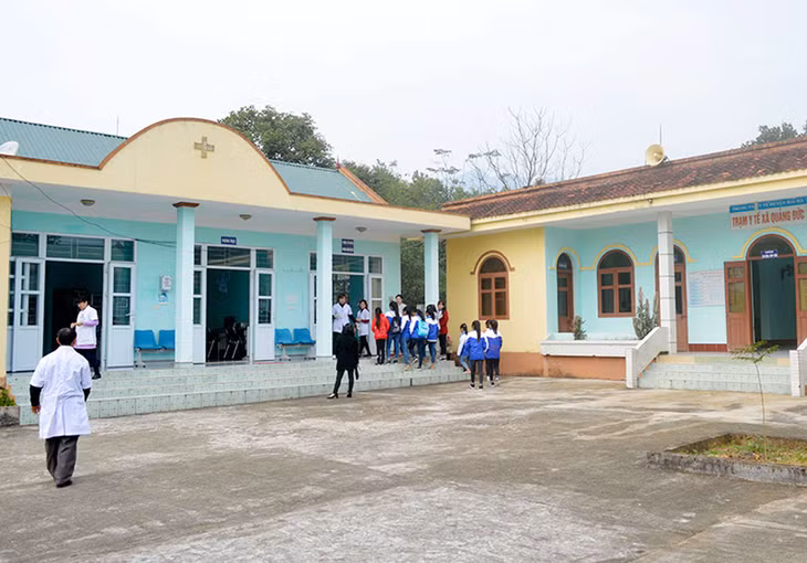 Trạm Y tế xã Quảng Đức có 6 cán bộ, nhân viên y tế và 1 cán bộ dân số.