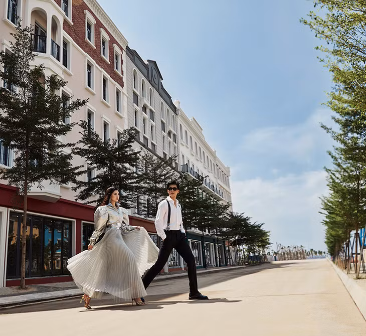 Đại lộ Úc Phi được thiết kế rộng 21m, dài 600m hướng thẳng ra bờ biển Bãi Cháy.
