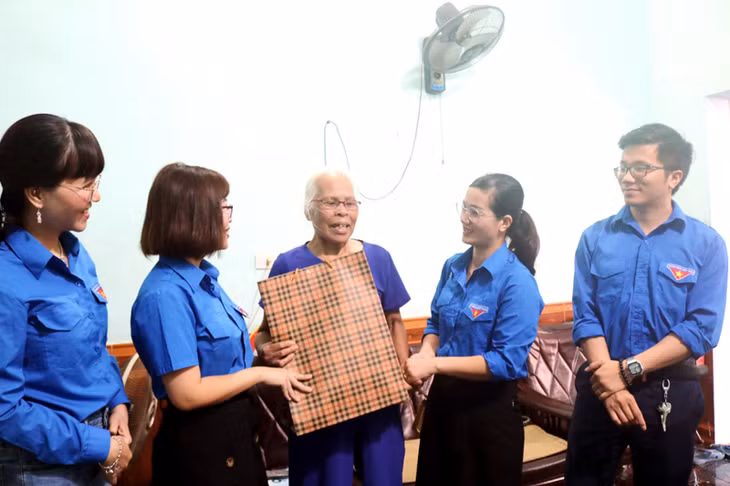 Đoàn Thanh niên Trung tâm Truyền thông tỉnh thăm, tặng quà bà Vi Thị Bát, phường Hồng Hà (TP Hạ Long), vợ Liệt sĩ. Ảnh: Nguyên Ngọc.