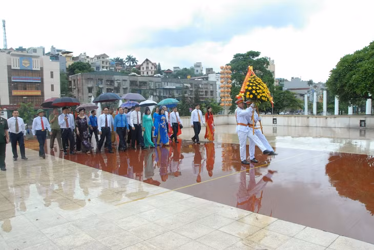 Đoàn đại biểu dâng hương tưởng tại Đài tưởng niệm các anh hùng liệt sĩ TP Hạ Long.
