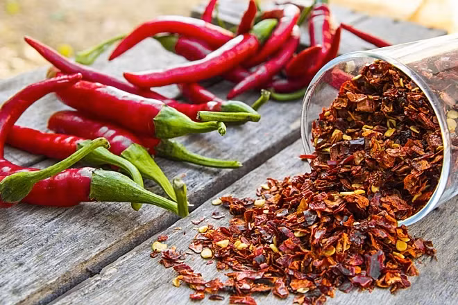 Ăn nhiều thức ăn cay nóng mùa hè khiến cơ thể mệt mỏi, tiết nhiều mồ hôi, mất ngủ, dẫn đến viêm dạ dày. Ảnh: es