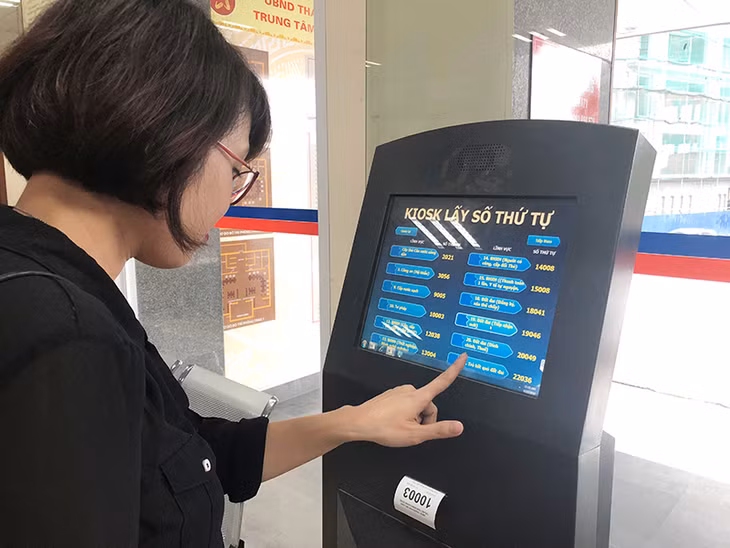 Người dân thực hiện giải quyết TTHC tại Trung tâm Hành chính công TP Hạ Long.