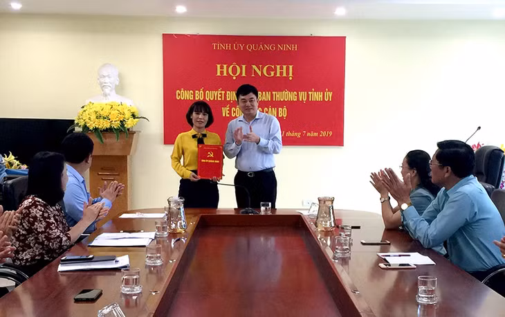 Đồng chí Ngô Hoàng Ngân, Phó Bí thư Tỉnh ủy trao quyết định cho đồng chí Nguyễn Thị Kim Nhàn, Trưởng phòng Tuyên truyền - Báo chí - Xuất bản, Ban Tuyên giáo Tỉnh ủy đảm nhận chức vụ Phó chủ tịch Hội Liên hiệp Phụ nữ tỉnh, nhiệm kỳ 2016 – 2021