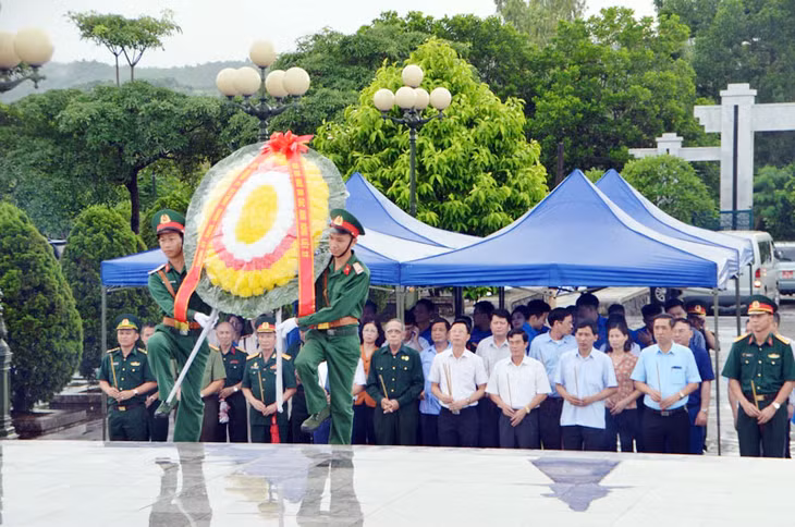 Thành ủy, HĐND, UBND, UBMTTQ và các đoàn thể chính trị, xã hội thành phố Móng Cái viếng nghĩa trang tưởng niệm các Anh hùng Liệt sĩ. 