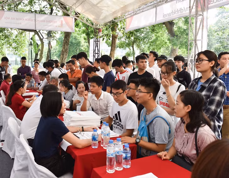 Các thí sinh trên cả nước chỉ còn hơn 4 ngày để điều chỉnh nguyện vọng xét tuyển đại học chính quy năm nay (Trong ảnh: các thí sinh tham gia Ngày hội tư vấn tuyển sinh 2019 tại Đại học Bách khoa Hà Nội vào ngày 21/7 vừa qua)