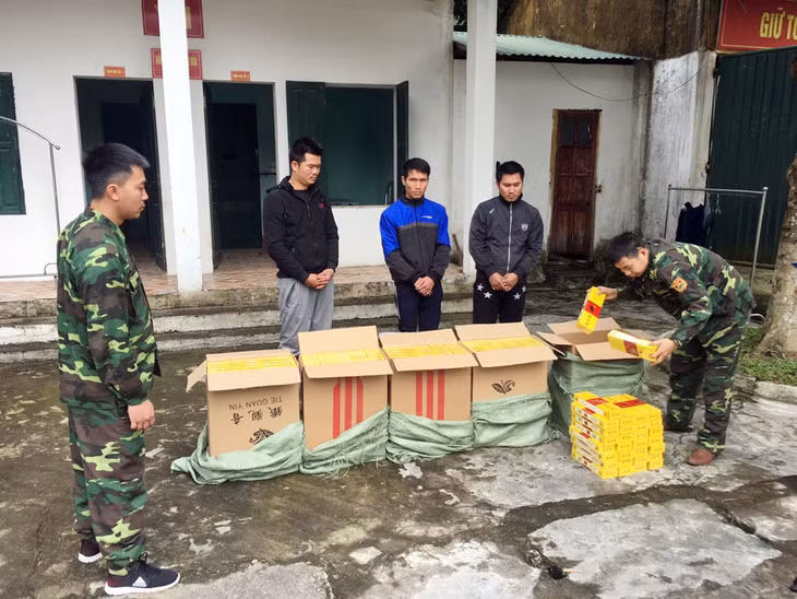 Cán bộ, chiến sỹ Đồn Biên phòng Hải Hòa bắt giữ 3 đối tượng vận chuyển 2.500 bao thuốc lá nhập lậu qua biên giới ngày 