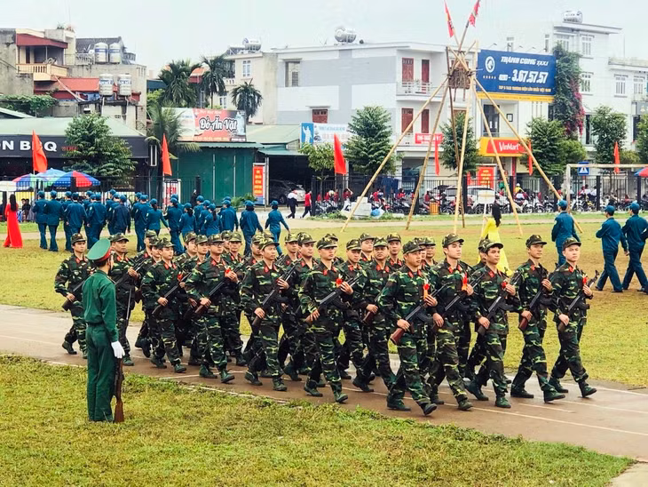 Màn diễu binh LLVT TP Uông Bí tại Lễ ra quân huấn luyện năm 2019.