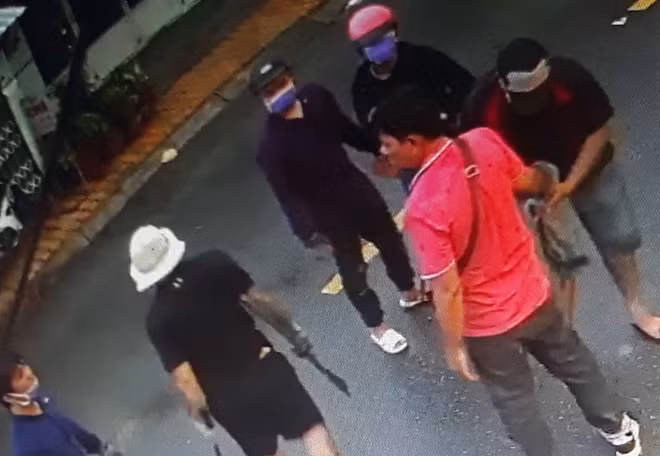  Tân “mốp” áo đỏ, cầm đầu vụ nổ súng, chém người.