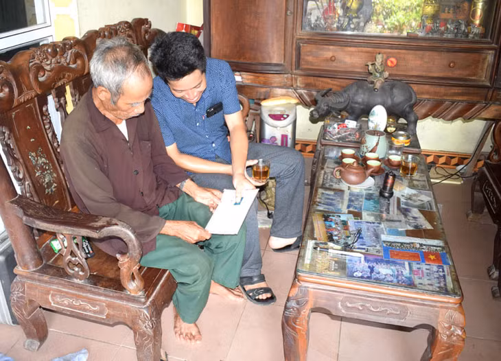 Ông Bảo rất tự hào về tấm chứng chỉ mà mình đã cố gắng co sđược dù bị hỏng một bên mắt