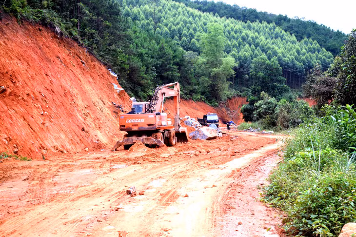 Đường liên xã thị trấn nối liền từ thị trấn Bình Liêu đến xã Húc Động, đẩy mạnh du lịch vào Húc Động