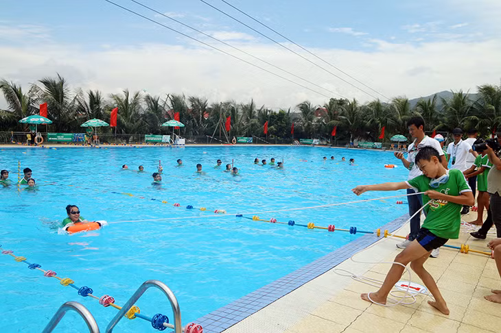 Phần kiểm tra các kỹ năng an toàn trong môi trường nước và cứu đuối an toàn được tổ chức dưới dạng thực hành các trò chơi dưới nước