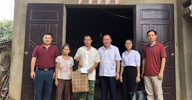 Lãnh đạo Sở LĐTN&XH tặng quà cho ông Hoàng Hồng Nguyên, thương binh hạng 2/4 tại thôn Lục Nà, xã Lục Hồn