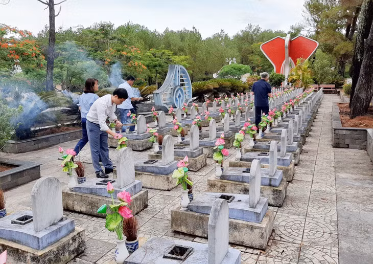Đoàn công tác của Sở LĐ-TBXH viếng nghĩa trang liệt sĩ Trưởng Sơn, Đường 9, Quảng Trị