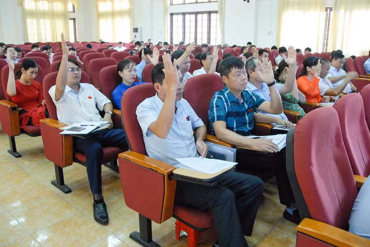 Các địa biểu biểu quyết thông qua các nghị quyết.