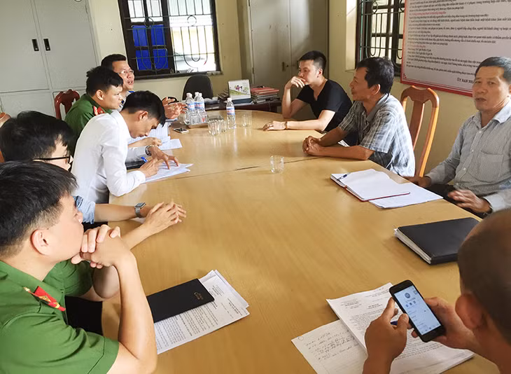 Cơ quan Thi hành án dân sự và các cơ quan chức năng, chính quyền địa phương gặp gỡ, động viên ông Đinh Xuân Văn ở phường Mạo Khê tự nguyện thi hành án.