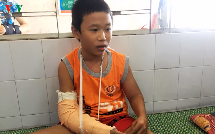  Cháu Linh đang điều trị tại Khoa ngoại, Trung tâm y tế Quế Sơn