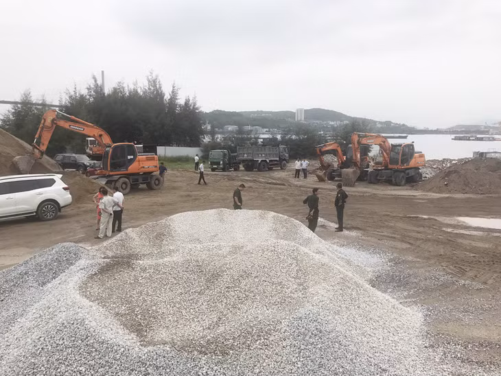 Các lực lượng chức năng phường Cao Xanh (TP Hạ Long) tiến hành giải tỏa bến tập kết VLXD trái phép 