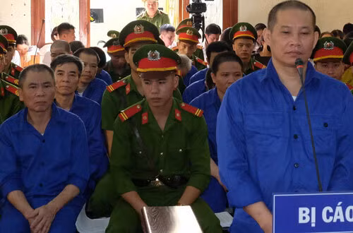 Các bị cáo tại phiên tòa sơ thẩm lần hai. Ảnh: Nam An.