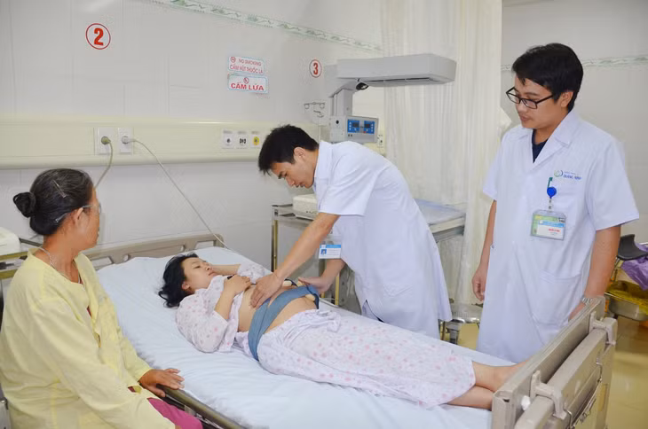 Các bác sĩ thường xuyên kiểm tra sức khỏe cho bà mẹ và thai nhi trong thời điểm sắp sinh.