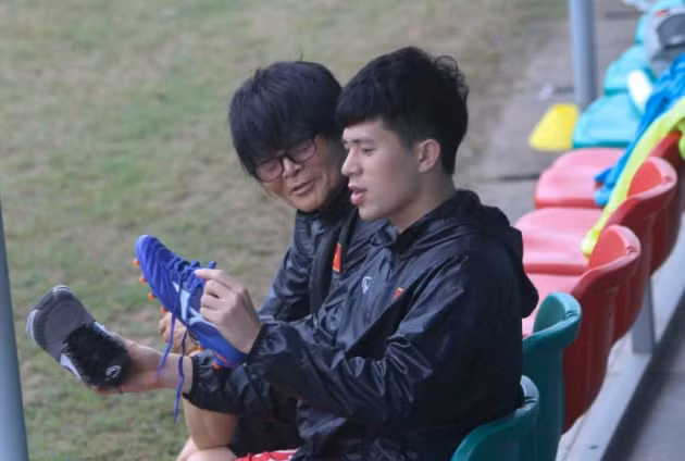 Bác sĩ Choi đang cùng Đình Trọng chạy đua với thời gian để hồi phục chấn thương.