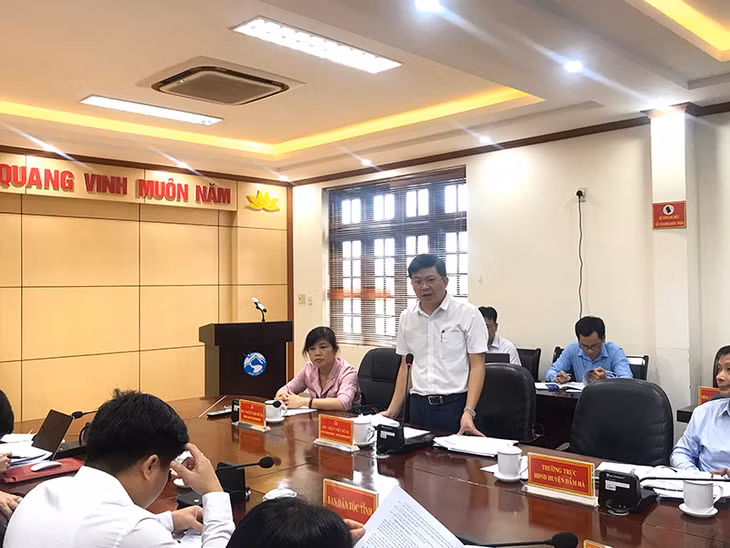 Lãnh đạo huyện Đầm Hà chia sẻ khó khăn với các sở, ngành để tìm phương án hỗ trợ huyện về đích NTM. 