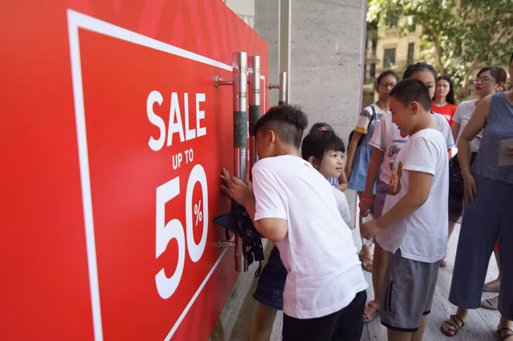 Vincom Red Sale Carnival đã thu hút sự quan tâm của nhiều người ngay trong những ngày đầu tiên mở cửa.