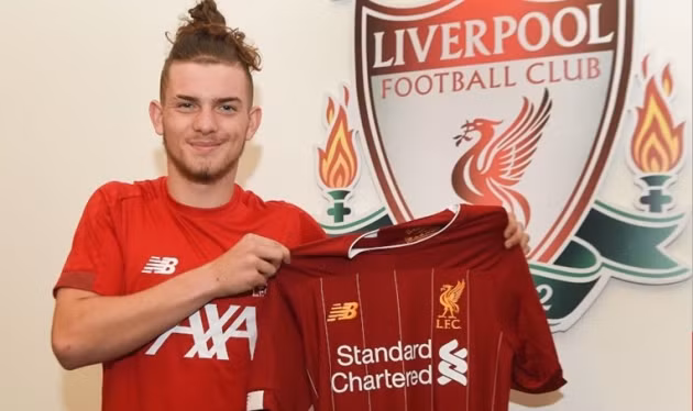  Elliott cập bến Liverpool.