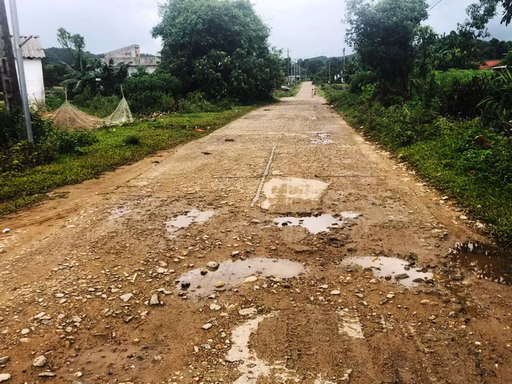 Hạ tầng giao thông ở xã Quảng Đức được quan tâm đầu, nhưng có tuyến không được duy tu bảo dưỡng nên xuống cấp trầm trọng. Ảnh:Tuyến đường từ UBND xã Quảng Đức đến 5 thôn, bản ở Quảng Đức xuống cấp nghiêm trọng. 