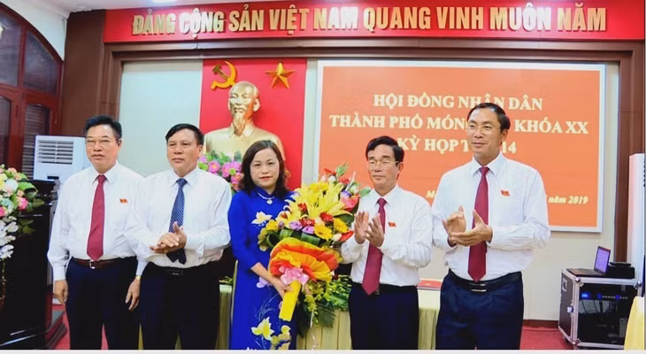 Các đồng chí lãnh đạo thành phố tặng hoa chúc mừng đồng chí Dương Thị Huệ, Phó Chủ tịch HĐND thành phố