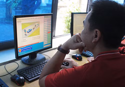 Học viên học lý thuyết tại trung tâm đào tạo lái xe Đông Đô (Bắc Ninh). Ảnh: Anh Duy.
