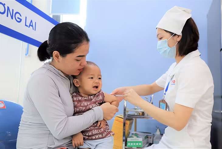 Trẻ được tiêm phòng tại phòng tiêm chủng safpo 11.2 Quảng Ninh