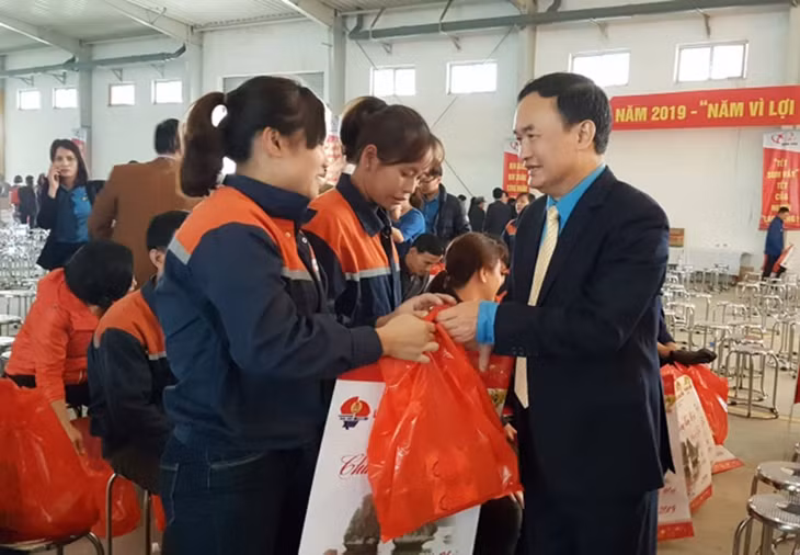 Đồng chí Trần Danh Chức, Chủ tịch LĐLĐ tỉnh tặng quà cho CNLĐ trong Chương trình Tết Sum vầy 2019 tại KCN Cái Lân.