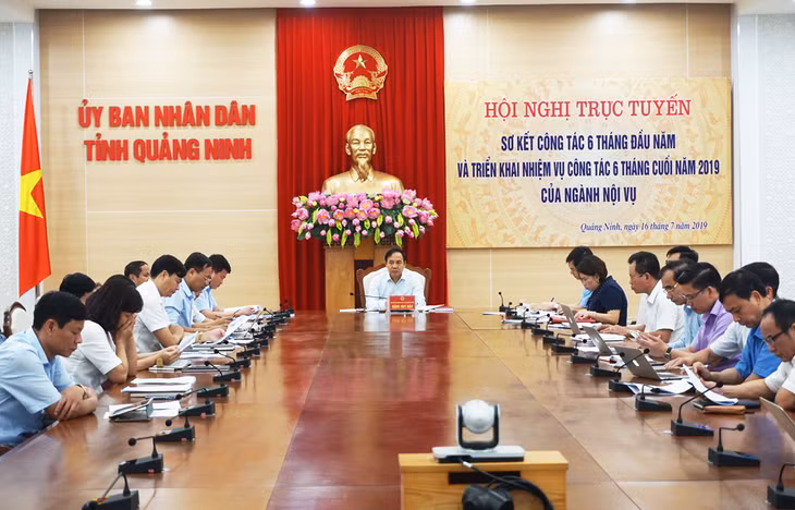 Lãnh đạo tỉnh cùng lãnh đạo một số Sở, ngành, địa phương tham gia họp trực tuyến.