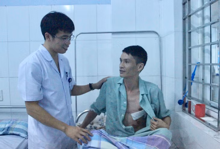 Bác si Quyết thăm khám cho bệnh nhân trước ngày ra viện.